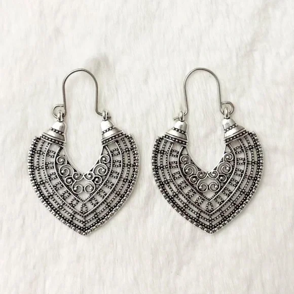 5/$15 🩷 MUST BUNDLE Intricate Silver-Tone Filigree Heart Hoop Earrings - Picture 3 of 5